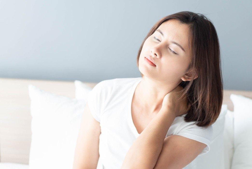 Douleurs au cou au réveil ? Votre position de sommeil est peut être en cause - Confodo